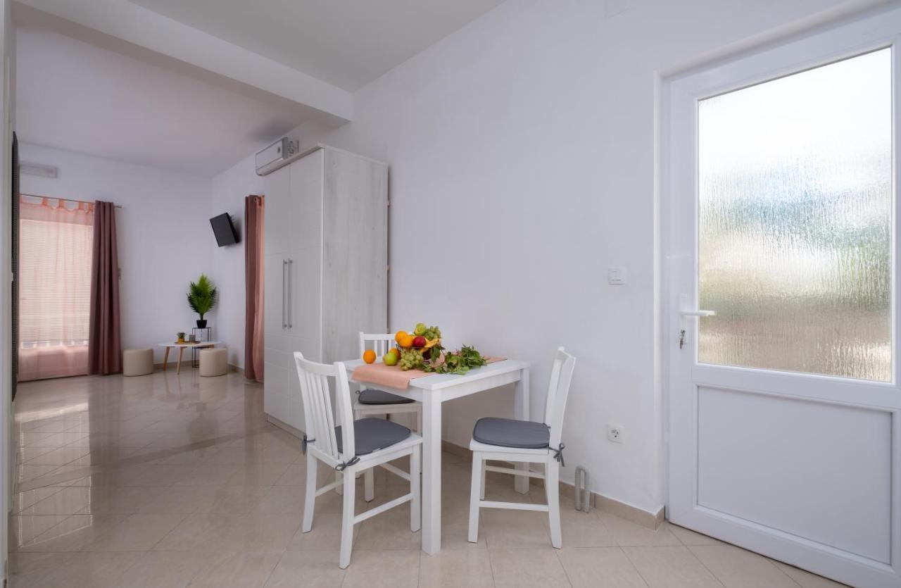 מליני Studio Apartment Brigita מראה חיצוני תמונה